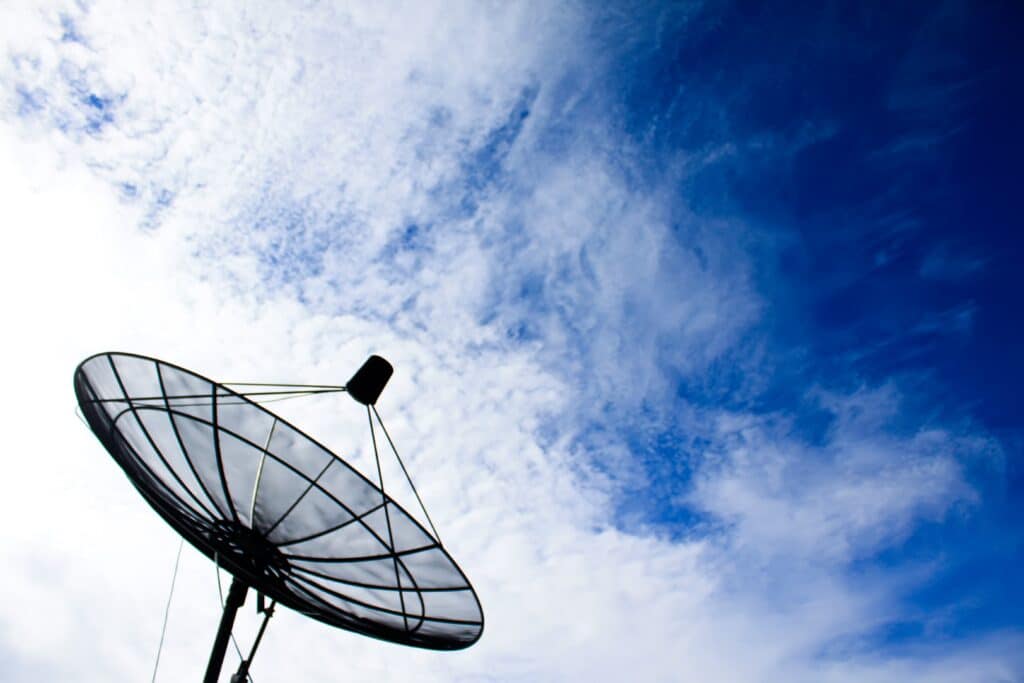 Satellitenschüssel und Blauer Himmel