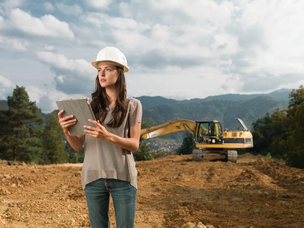 Architektin mit Tablet auf der Baustelle