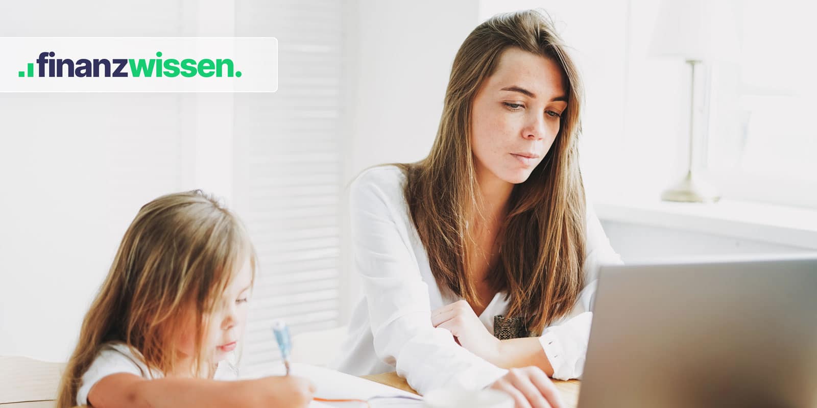 Arbeitende Mutter am Laptop mit Tochter