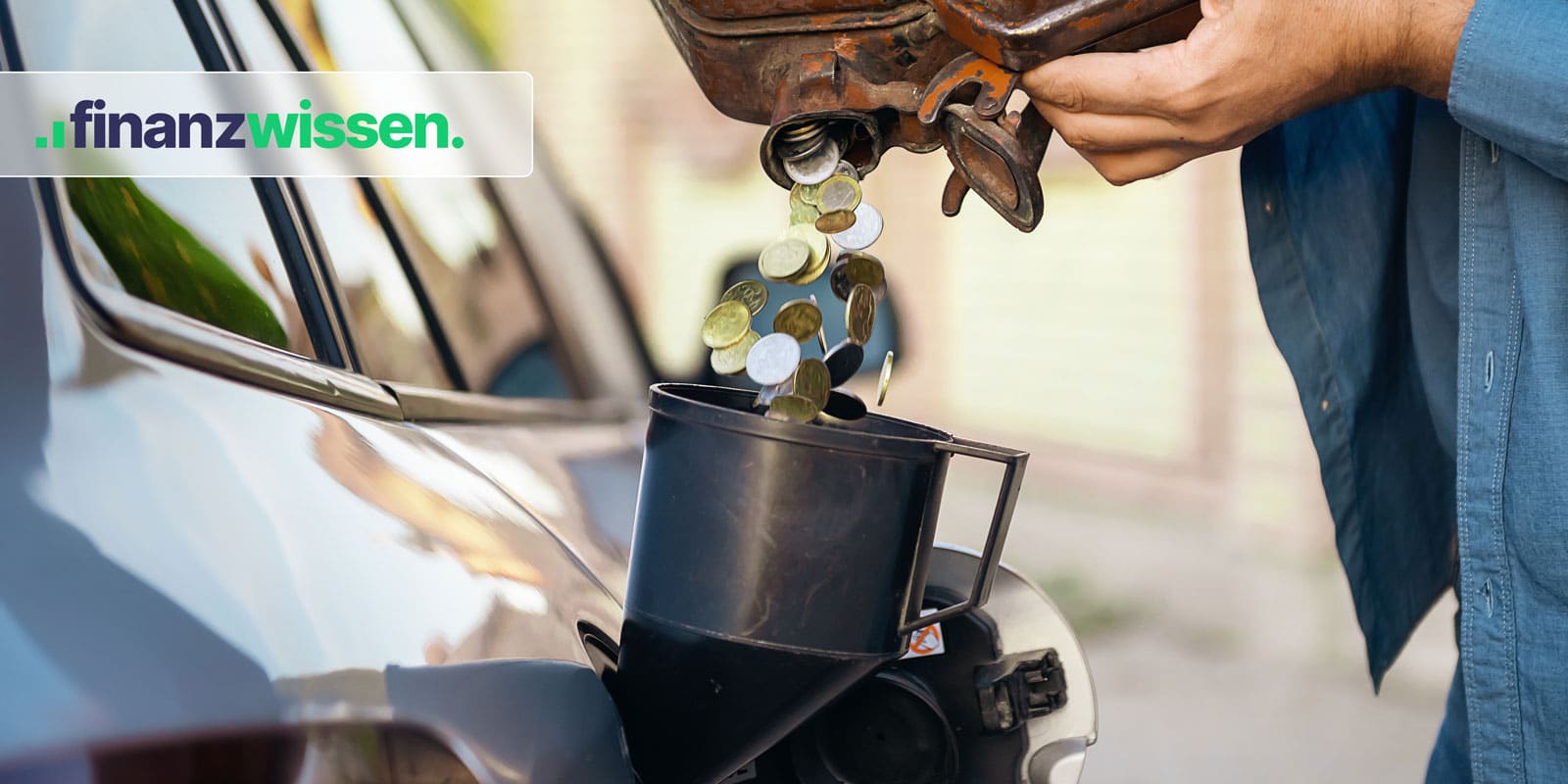 Sinnbildlich für teure Benzinpreise werden Münzen in einen Autotank gefüllt.