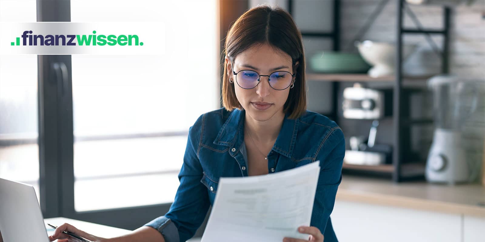 Junge Frau mit Brille vergleicht Zahlen auf einem Blatt Papier.